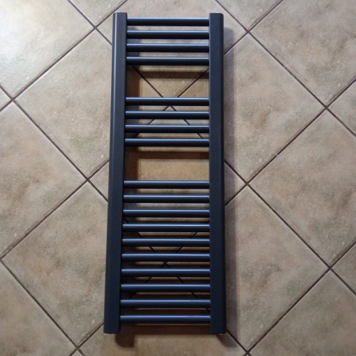 mały grzejnik Lucy 82x30 grafitowy R 7016.jpg