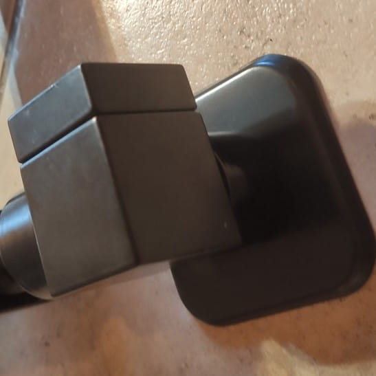 czarna rozeta z zaworem quattro.jpg