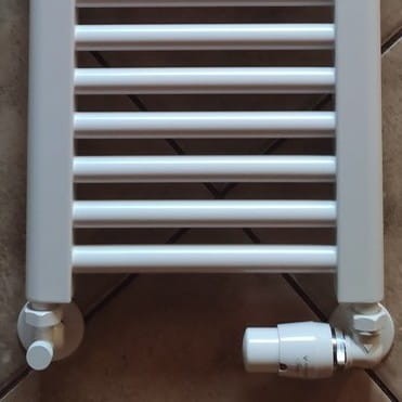 zawór osiowy kątowy master biały.jpg