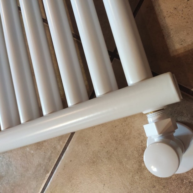 Grzejnik Amadeusz i zawór swing .jpg