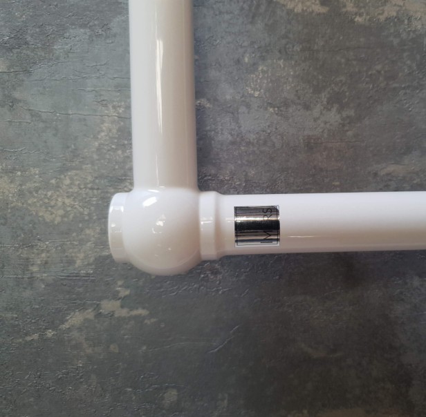 Grzejnik poziomy GESI 2 detal biały.jpg