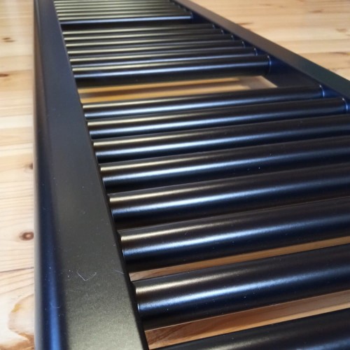 Lucy 146x30 R9005 detal1.jpg