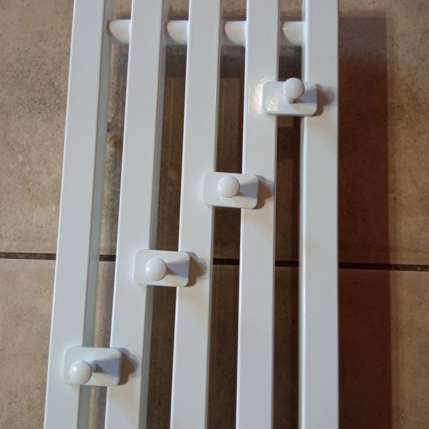 Grzejnik Deco 3 detal wieszaki 2.jpg