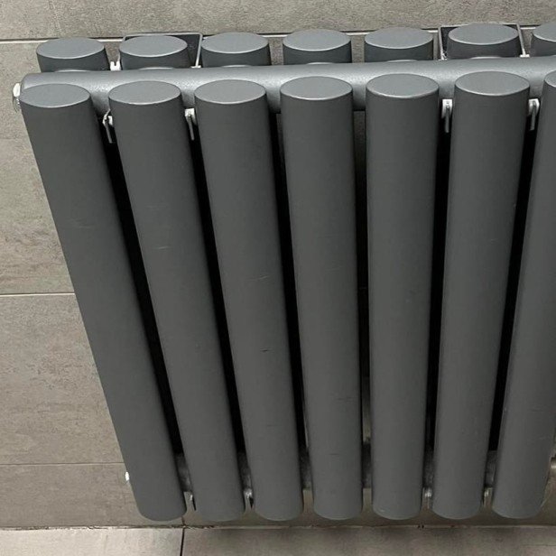 grzejnik Rene 60x41 R7016 podwojny detal.jpg