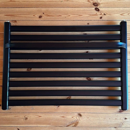 niski grzejnik Kalipso Zenit  56 x 60 czarny mat  z wieszakiem.jpg