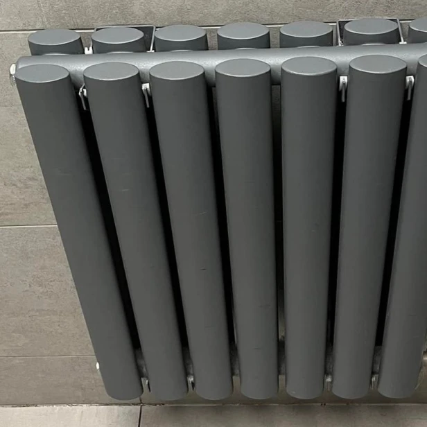 grzejnik Rene 60x41 R7016 podwojny detal.jpg