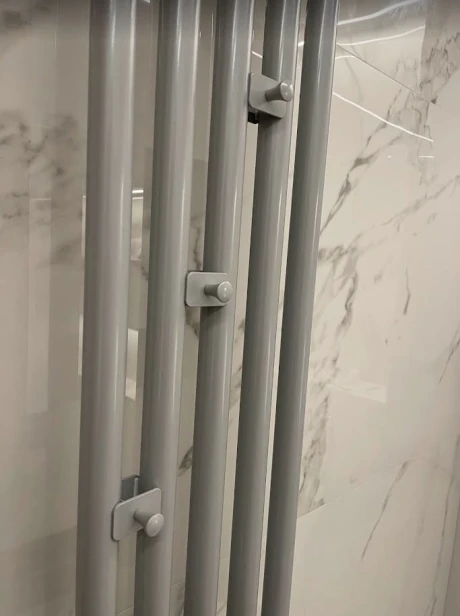 Grzejnik Aries 1 -150x25 RAL 9006 detal.jpg