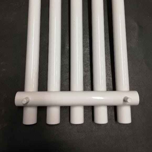 Grzejnik Aries biały mocowanie.jpg