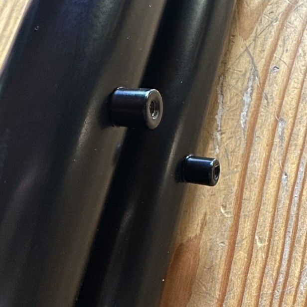 Rolo Hanger 120x10 czarny mocowanie do ściany.jpg