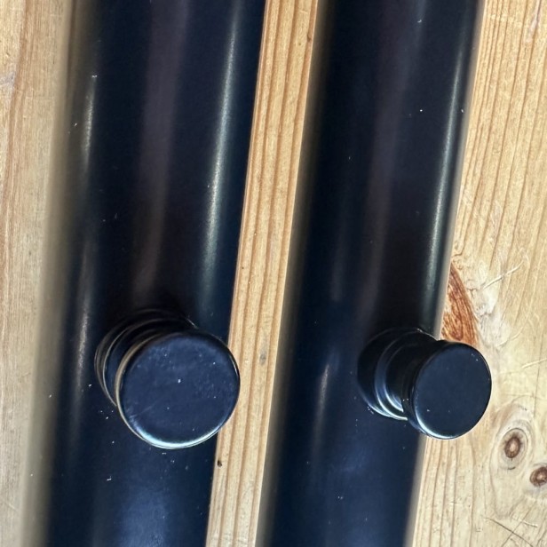 Grzejnik Rolo Hanger czarny detal 1.jpg