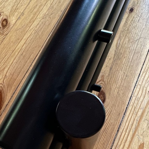 Grzejnik Rolo Hanger 15 czarny mat uchwyty.jpg