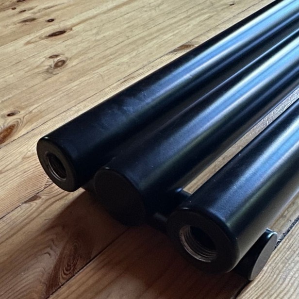 grzejnik Rolo Hanger 15 czarny mat podłączenie.jpg