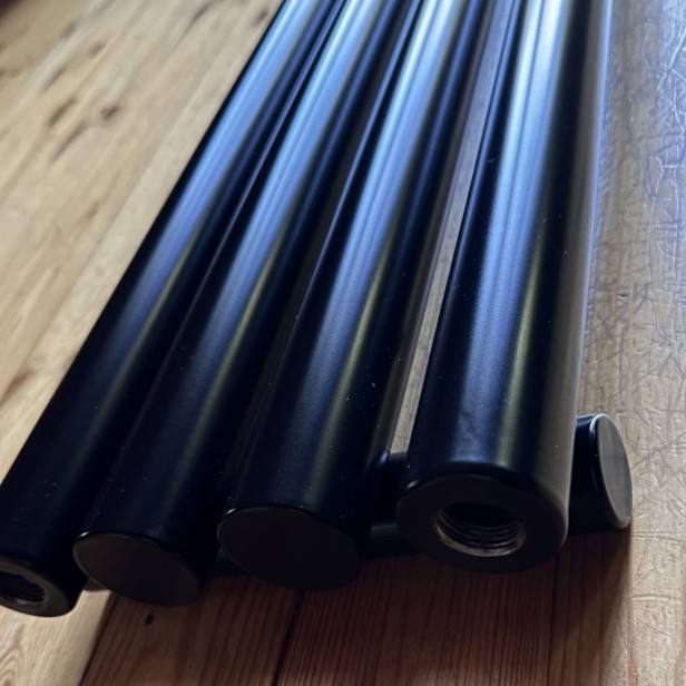 Grzejnik Rolo Hanger120x20 czarny mat 2.jpg