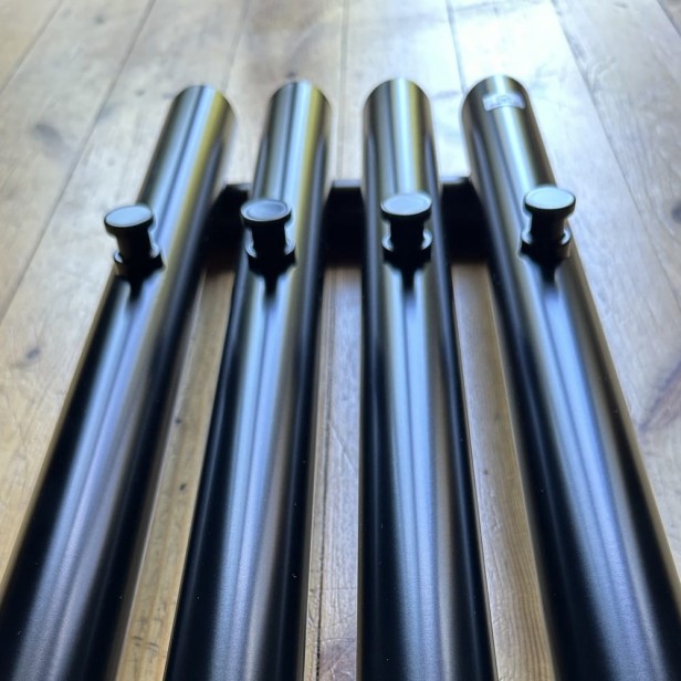 Grzejnik Rolo Hanger 120 X20 czarny mat 4.jpg