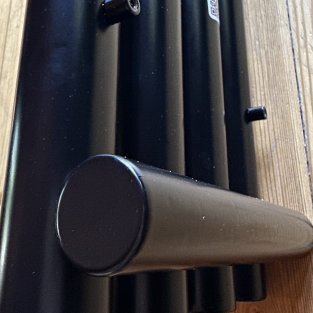 Grzejnik Rolo Hanger 120x20 czarny mat tył.jpg