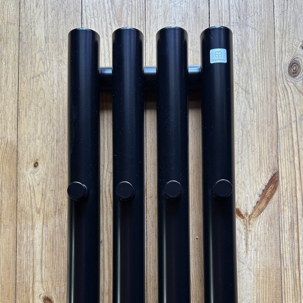 Grzejnik Rolo Hanger 120x20 czarny mat.jpg