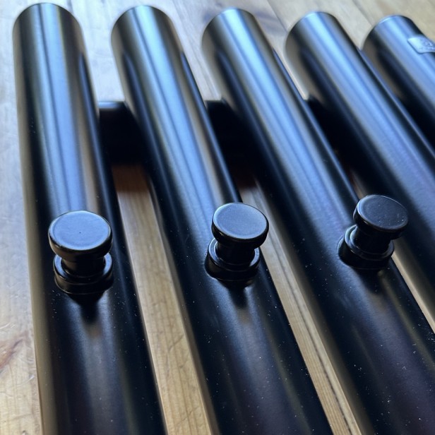 grzejnik Rolo Hanger  czarny mat uchwyty 3.JPEG