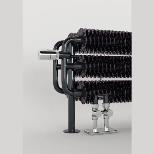 grzejnik Ribbon HSD podłączenie widoczne od strony ściany.jpg