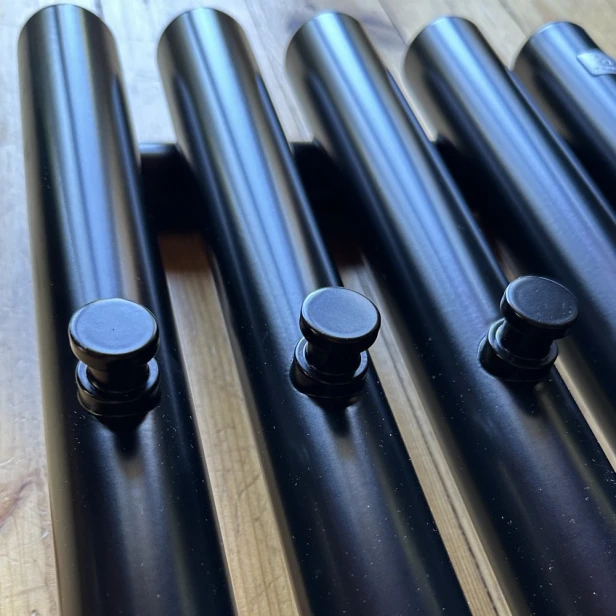 grzejnik Rolo Hanger  czarny mat uchwyty 3.JPEG