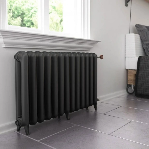 Grzejnik PLAIN 72 x 110 falt black zdj.jpg